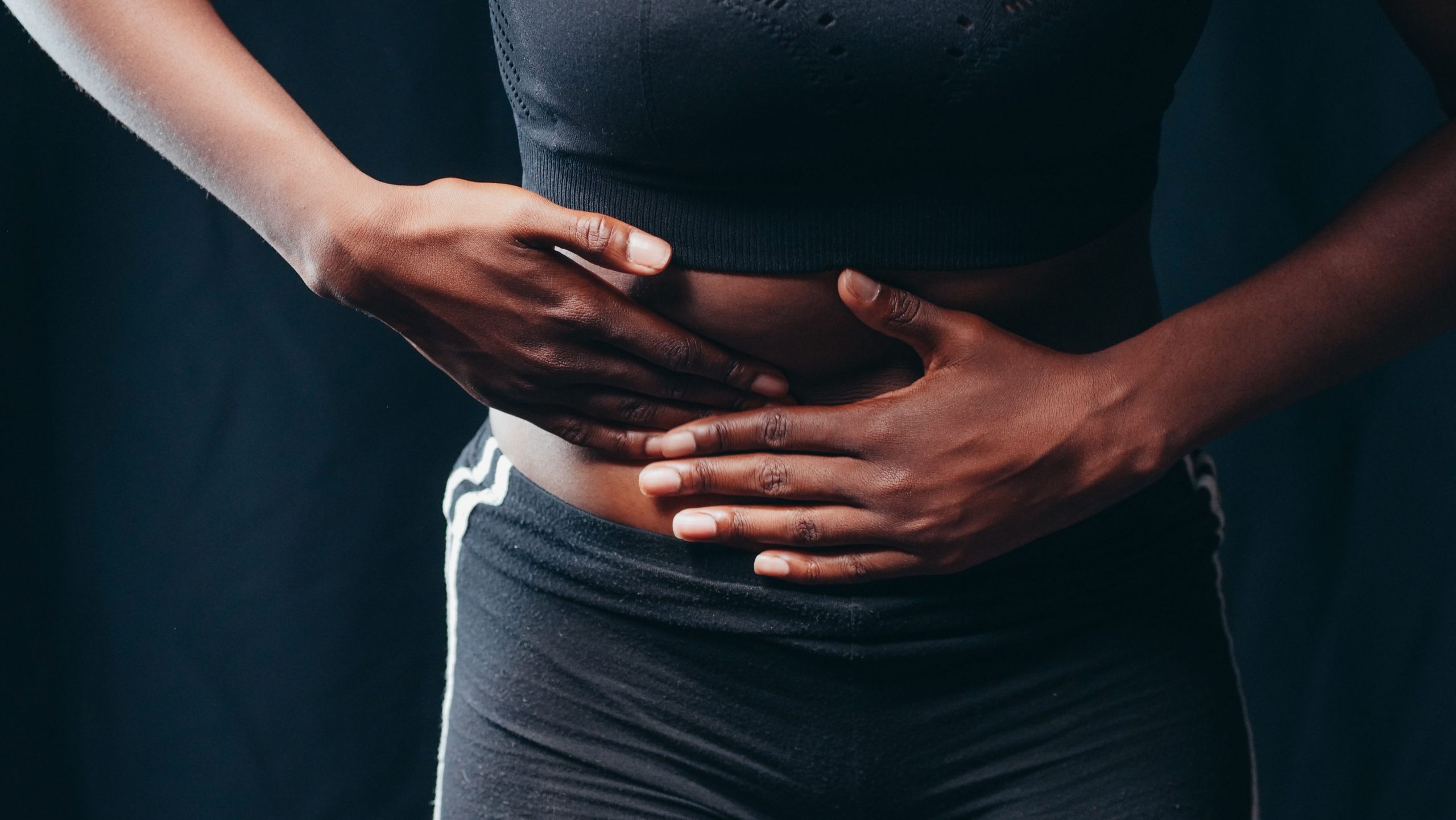 Gros plan mains sur abdomen douloureux