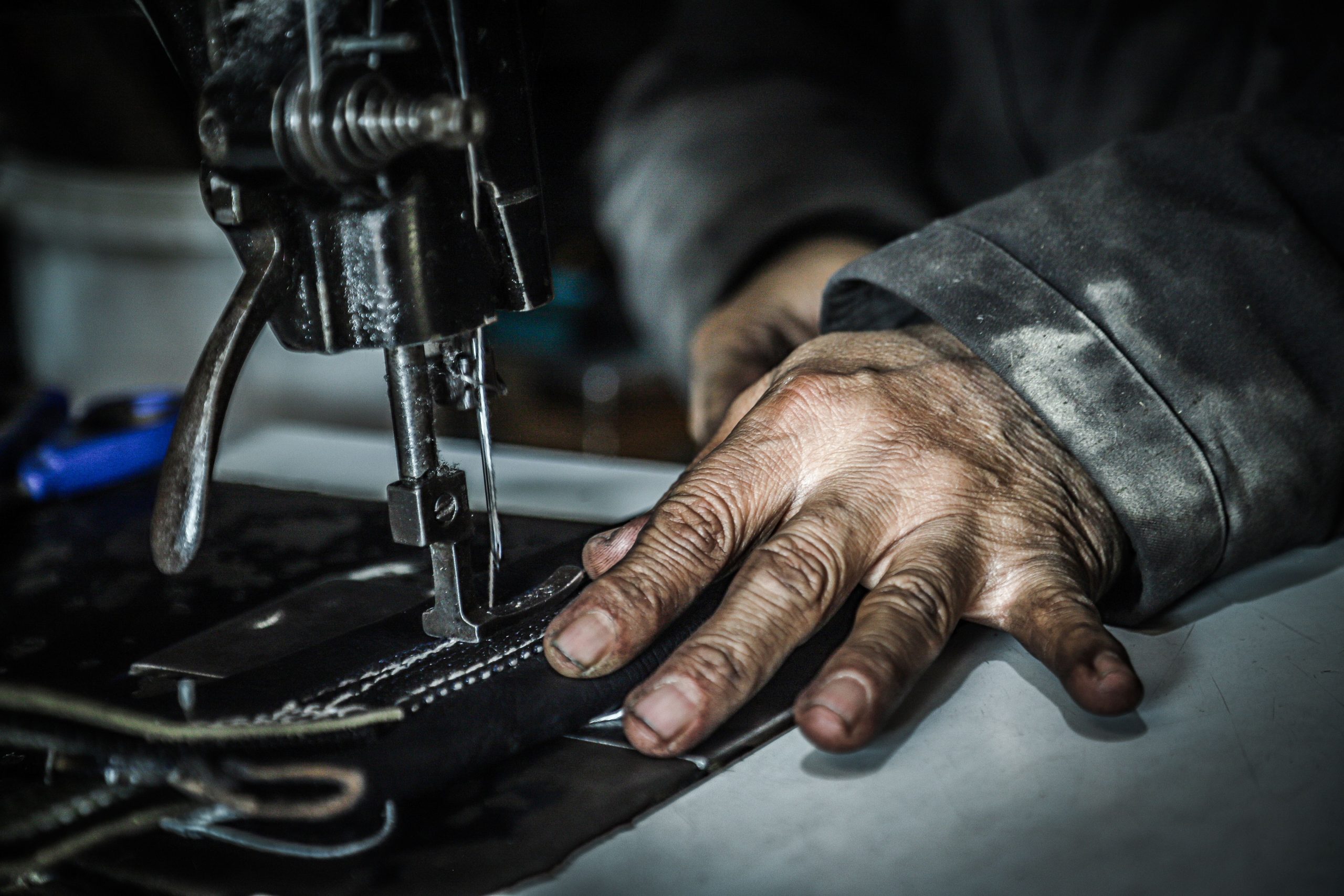 Mains travaillant à la machine à coudre