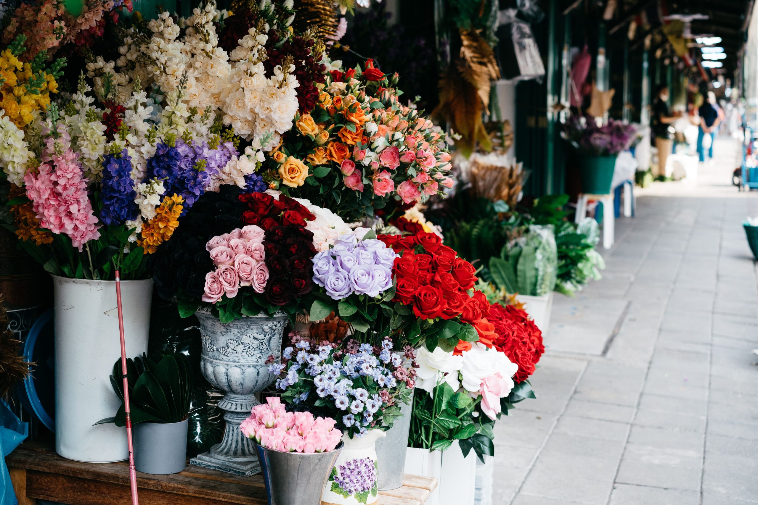 Marche exterieur avec fleurs colorees magnifiquement presentees