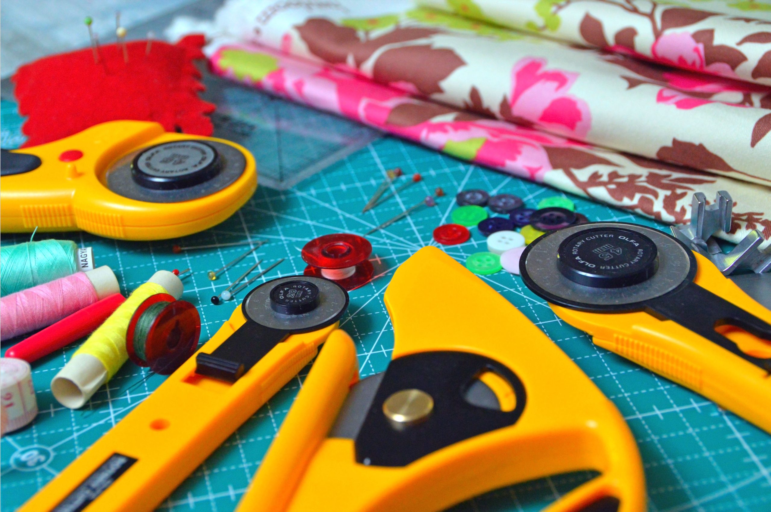 Outils de couture et tissus sur tapis de découpe