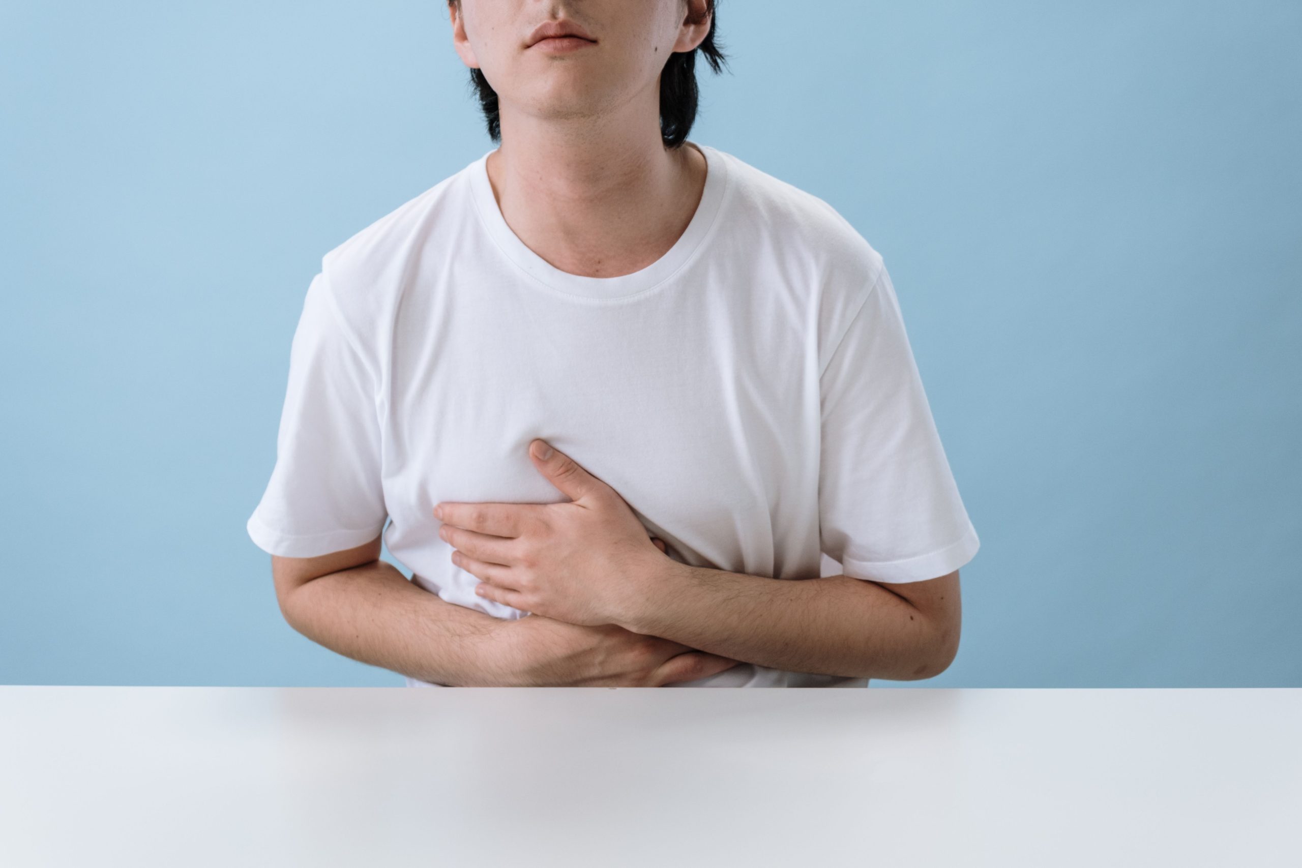 Homme souffrant de douleur abdominale intense