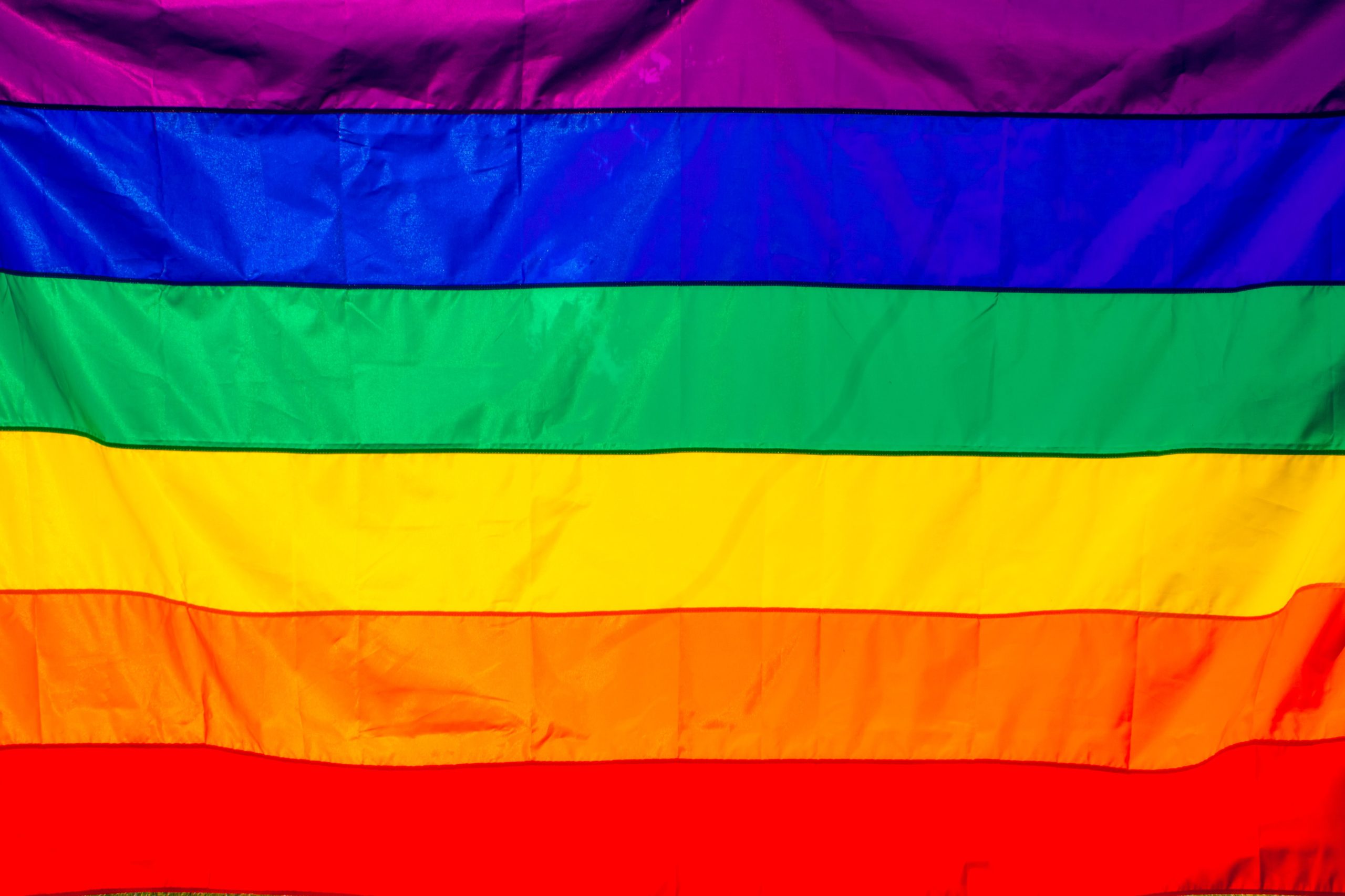 Drapeau arc-en-ciel aux couleurs vives LGBT