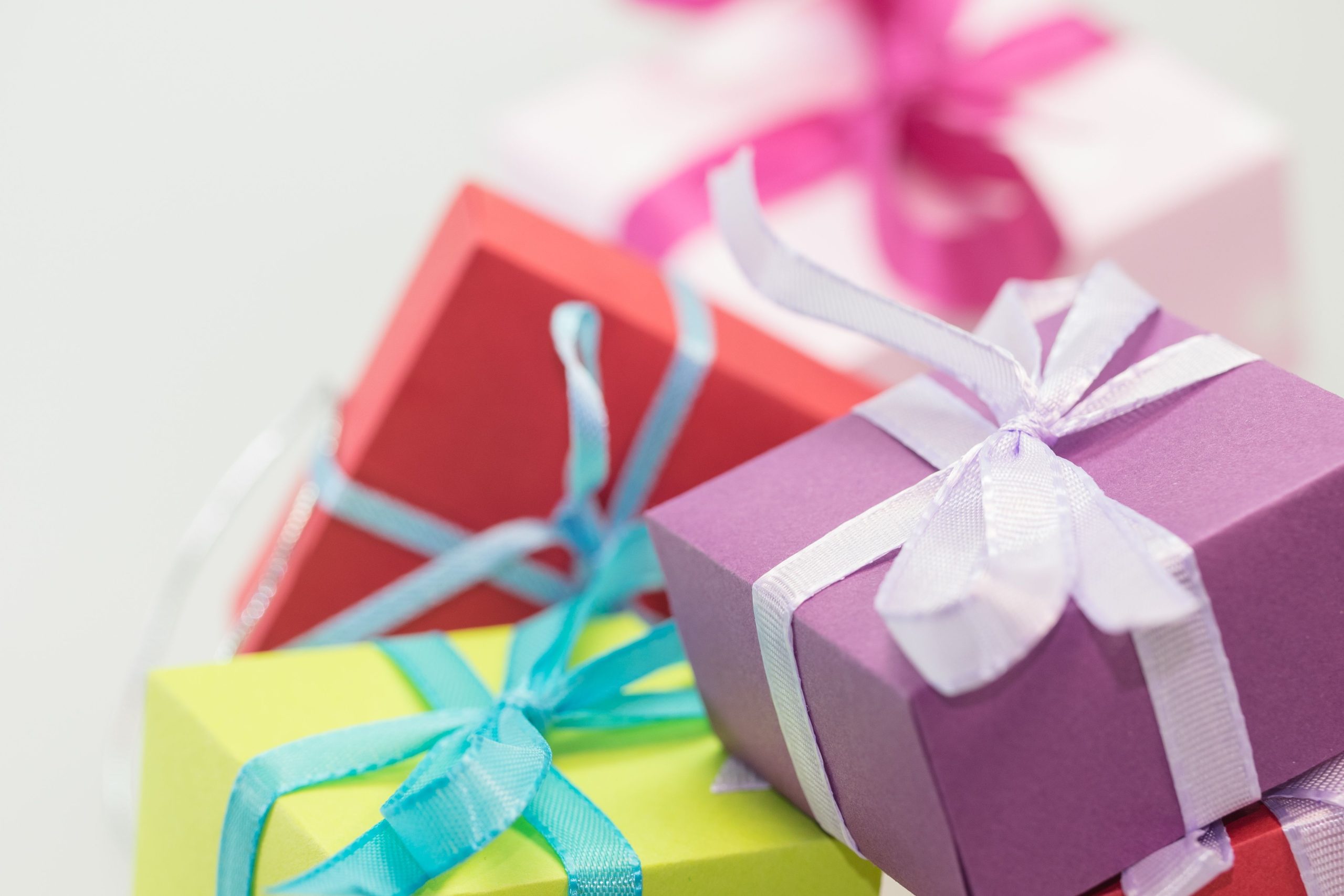Boîtes cadeaux colorées avec rubans pour anniversaire