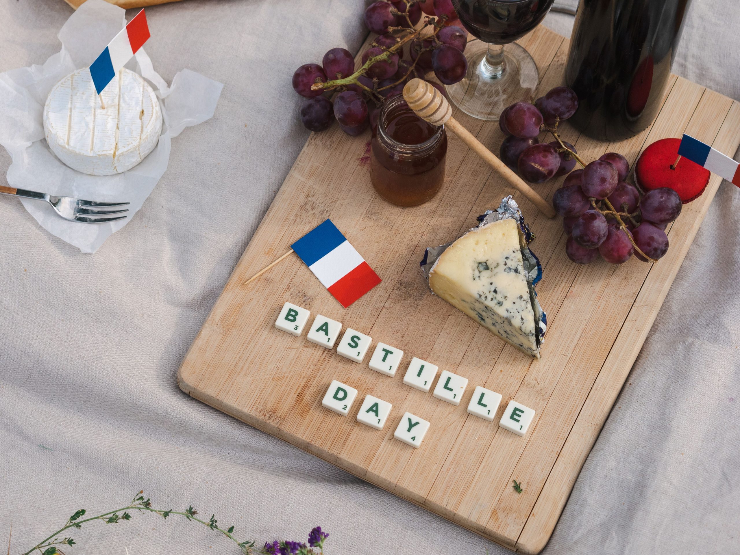 Table festive 14 juillet drapeau français et fromage