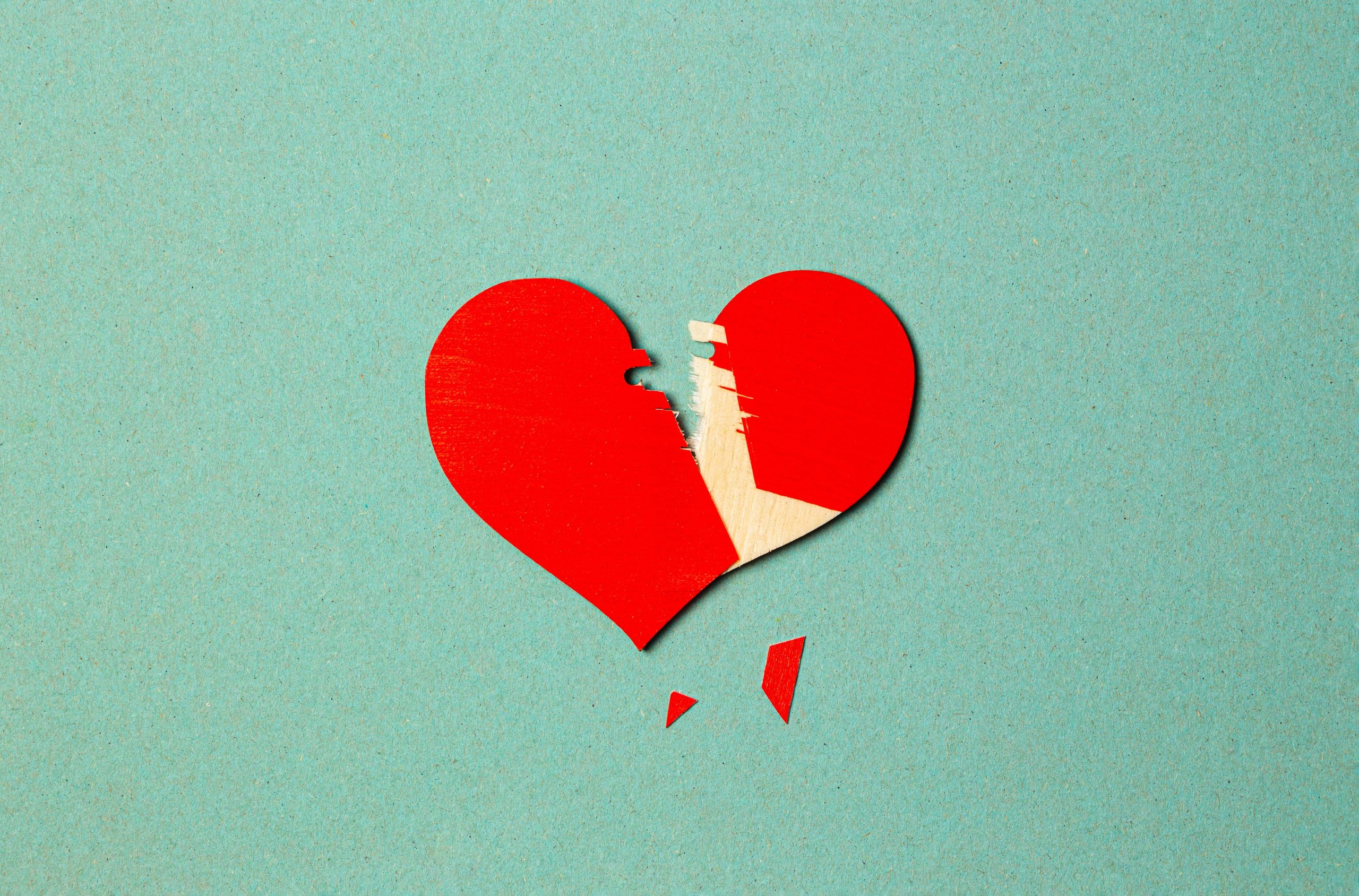 Papier cœur déchiré rouge fond bleu