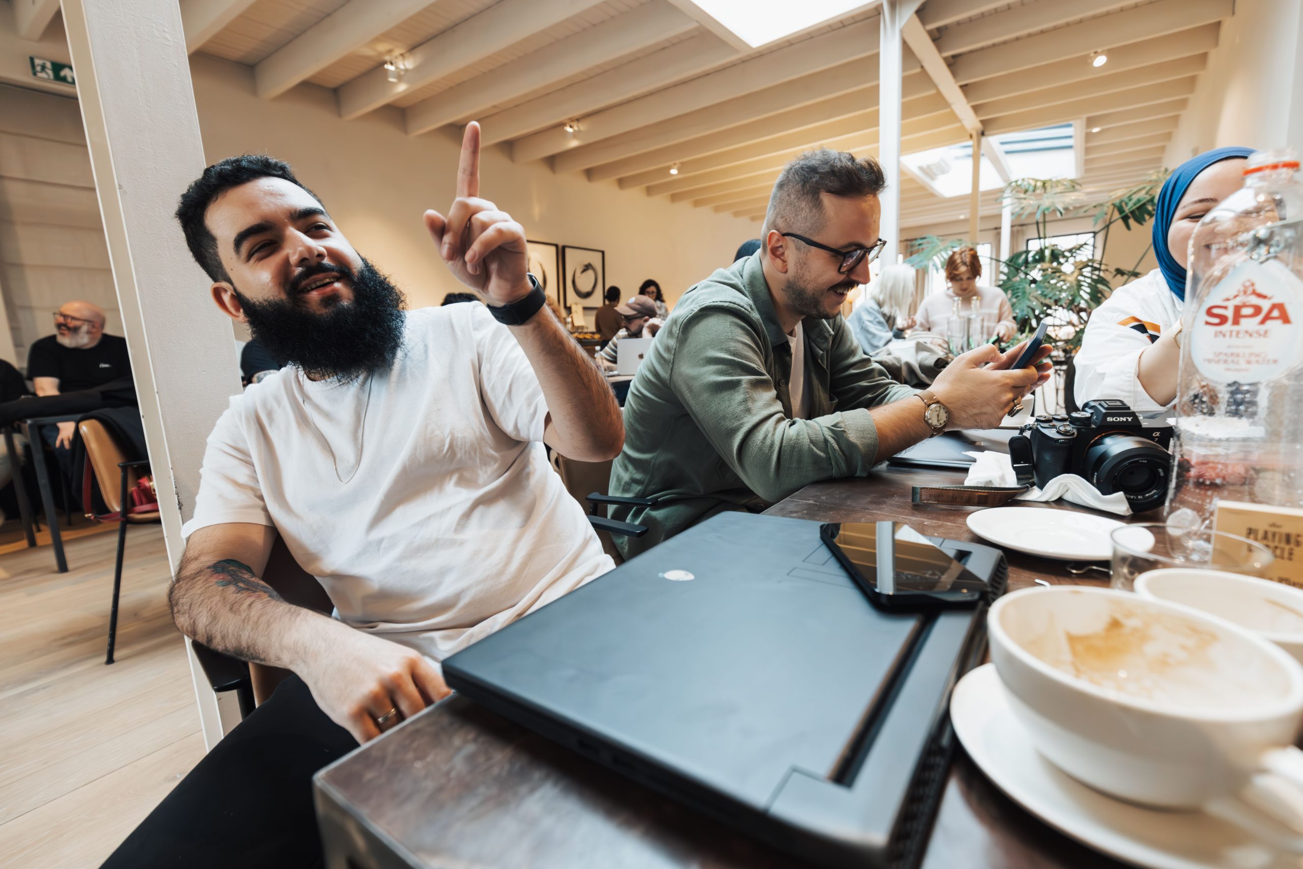 Groupe animé conversant dans un café cosy