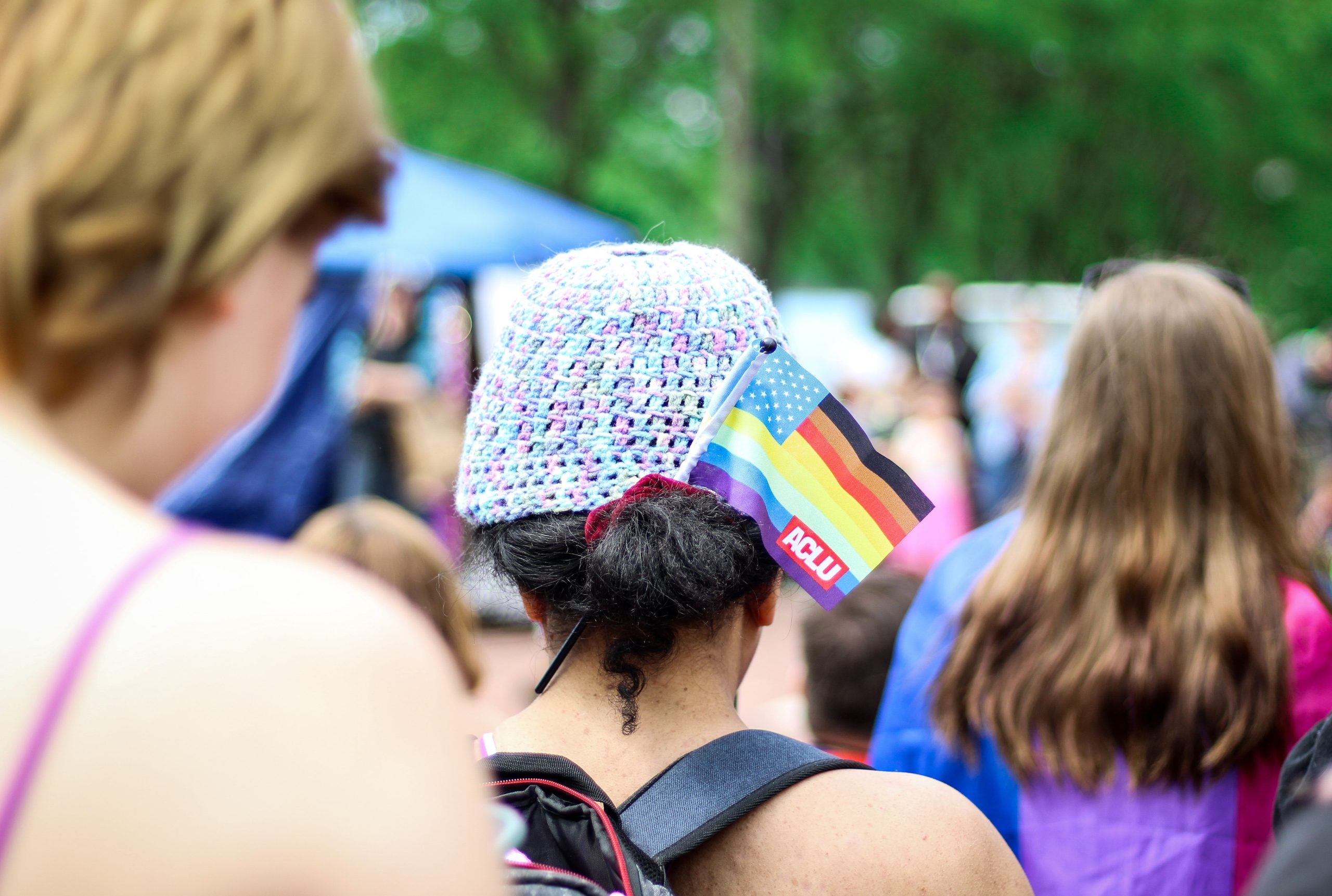 Marche des fiertés colorée avec drapeaux LGBTQ+