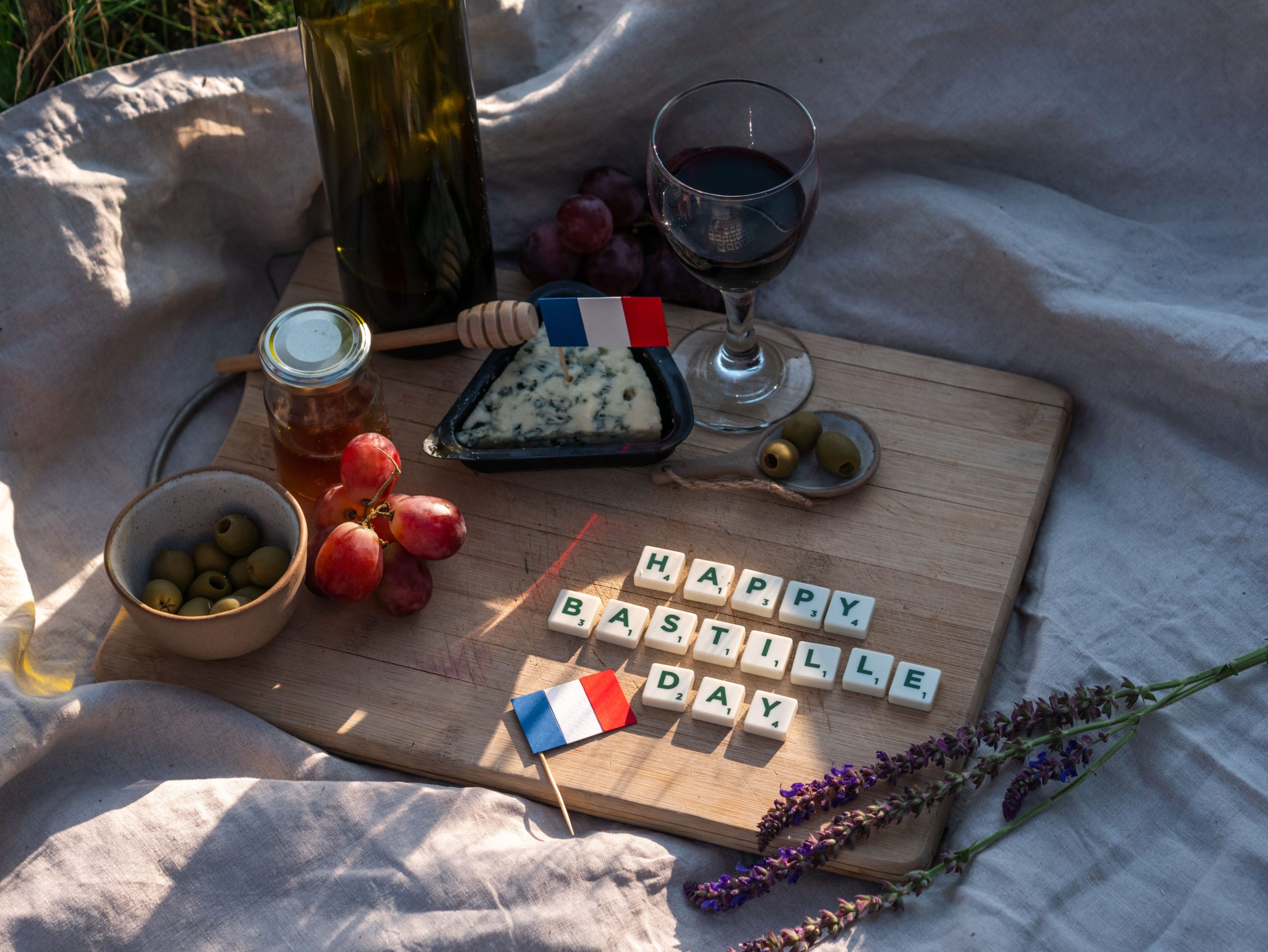 Pique-nique du 14 juillet avec vin et fromage