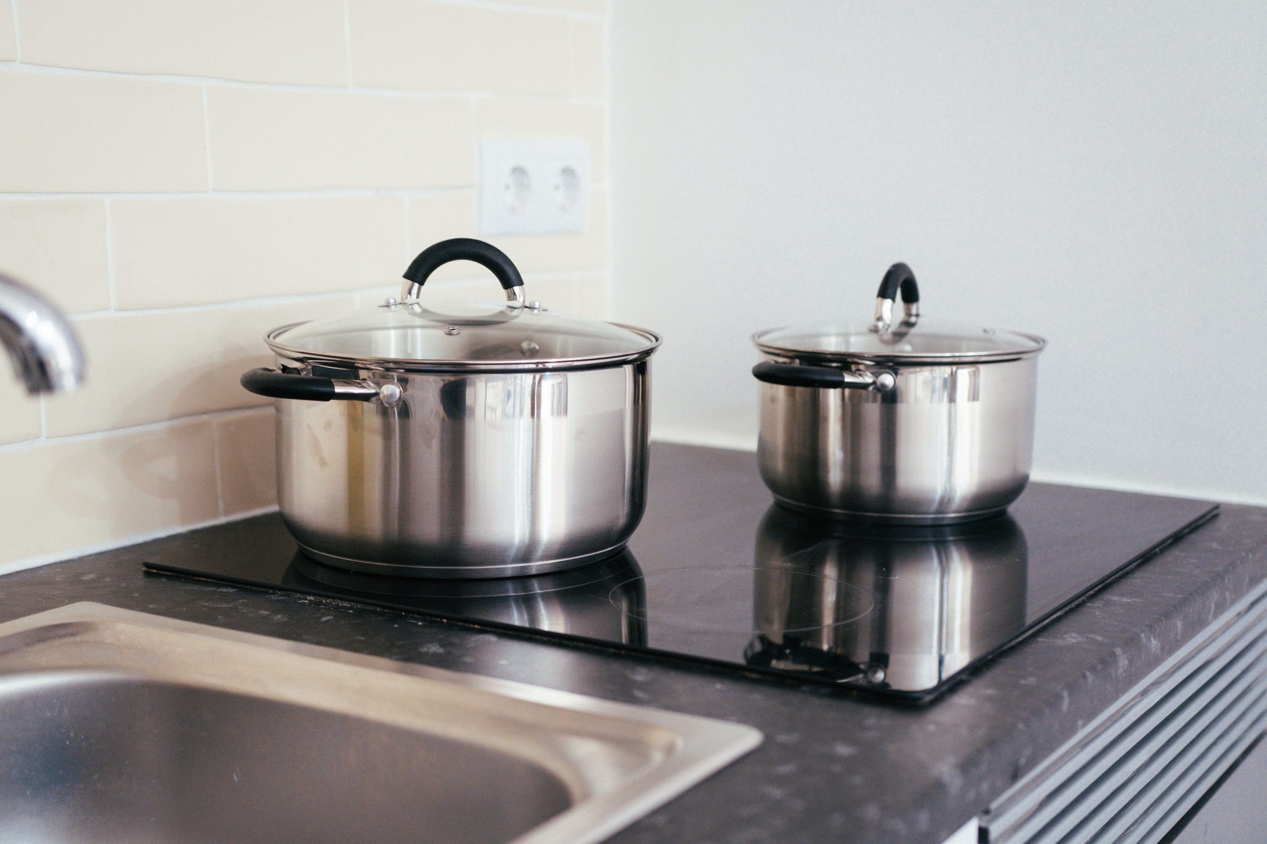 Plaque induction avec casseroles en acier inoxydable