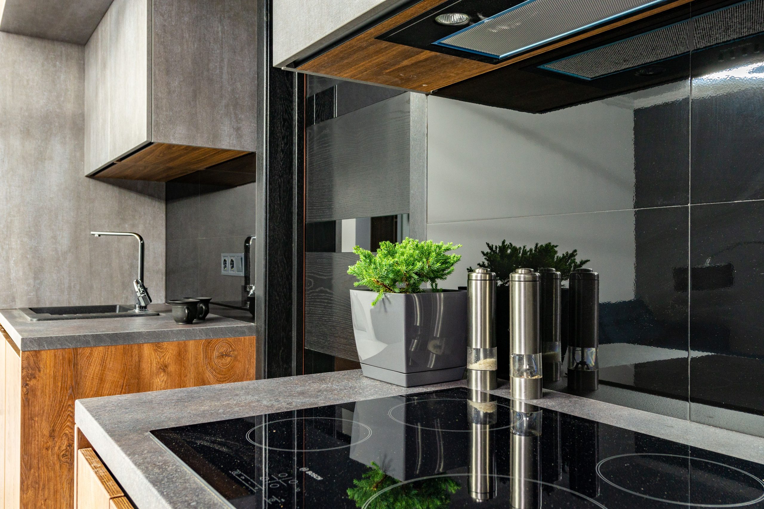 Cuisine moderne avec plaque induction et design minimaliste