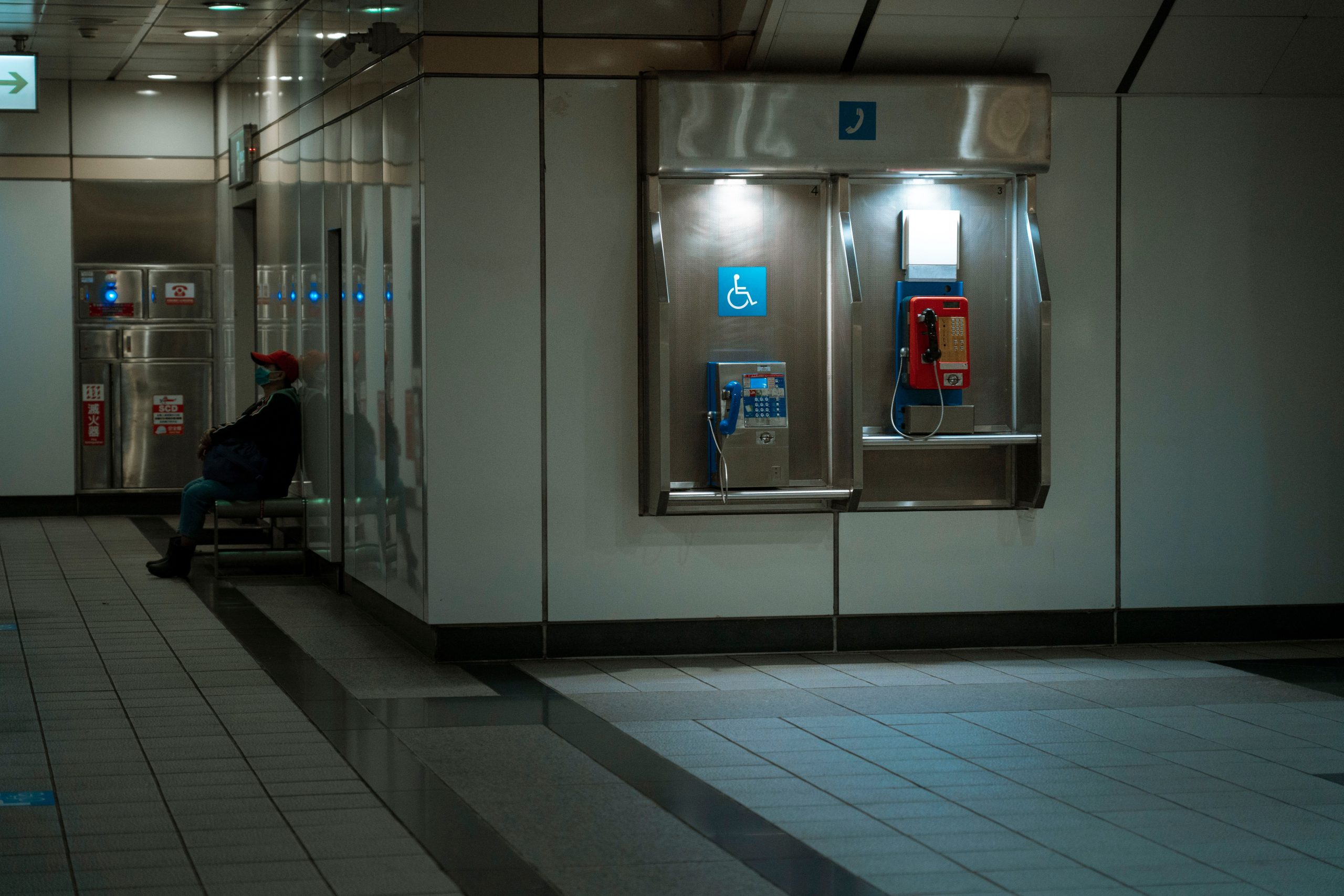 Personne seule attendant dans une station de métro