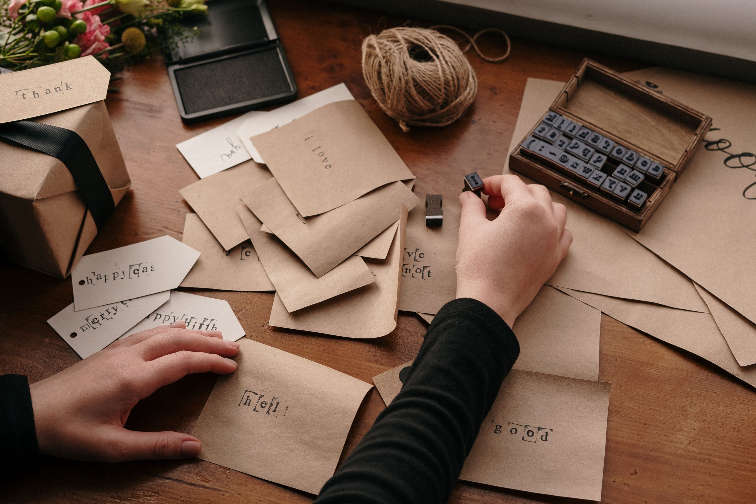 Personne tamponnant enveloppes lettres faites main