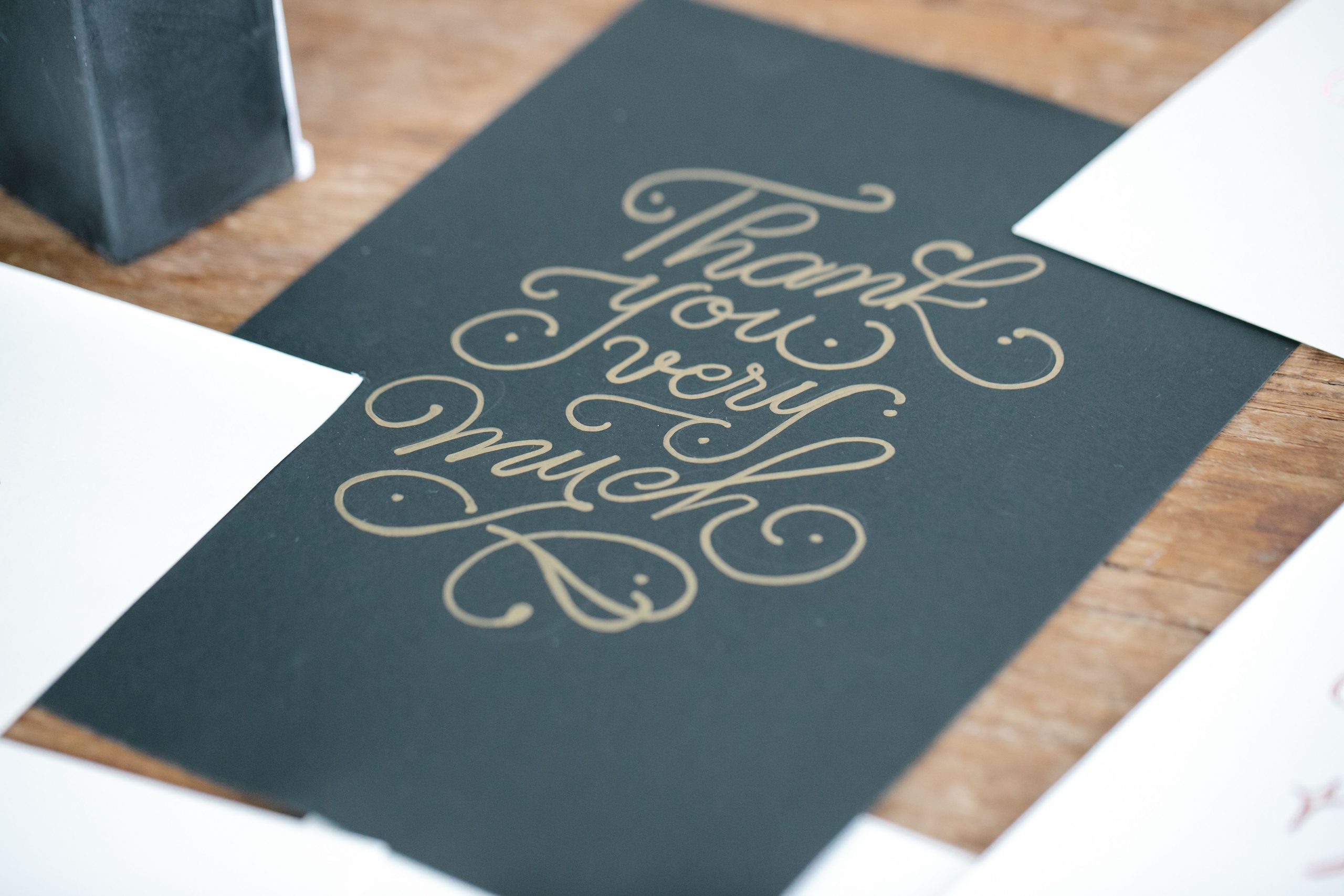 Carte de remerciement manuscrite sur bois