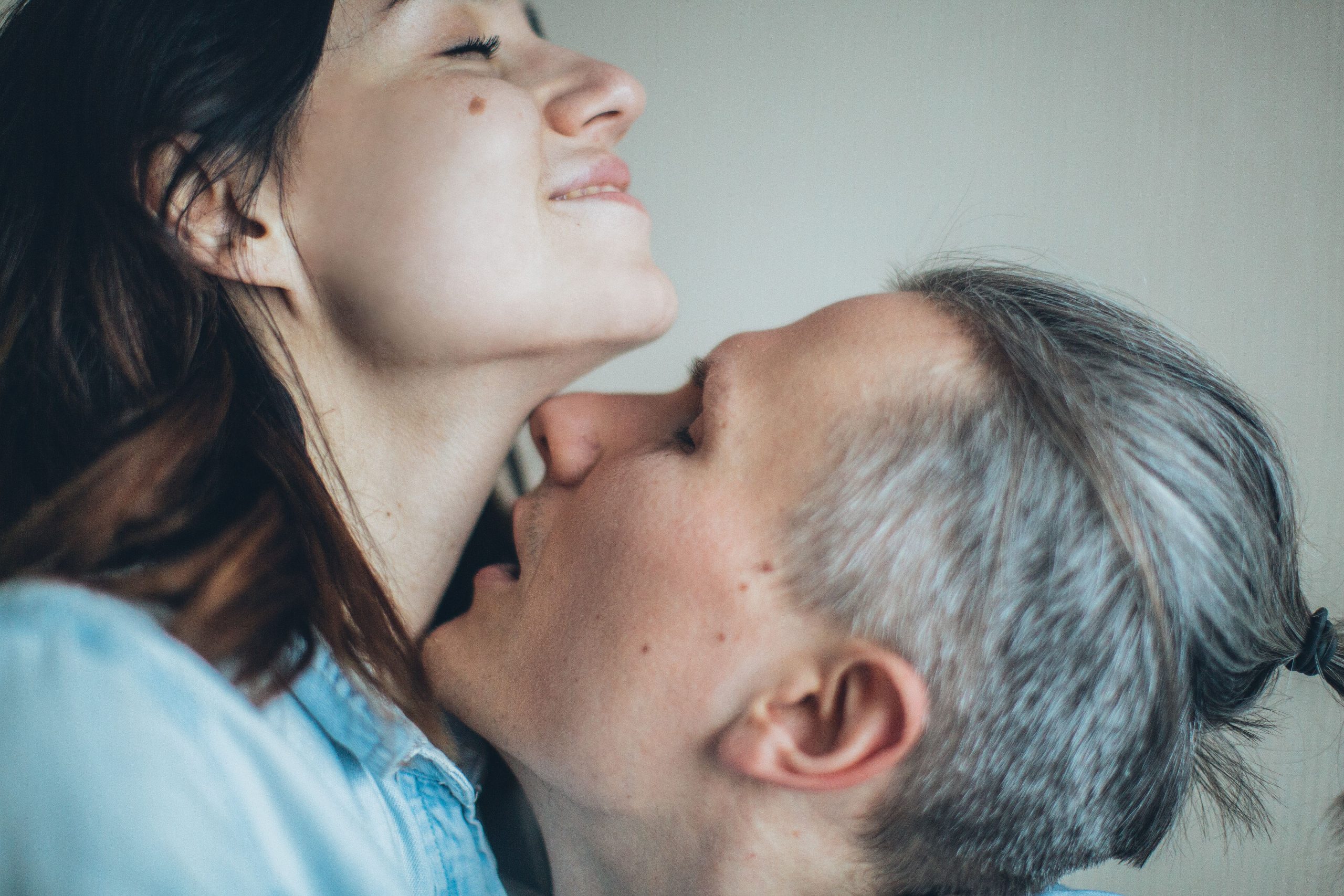 Gros plan d'un couple dans un moment intime