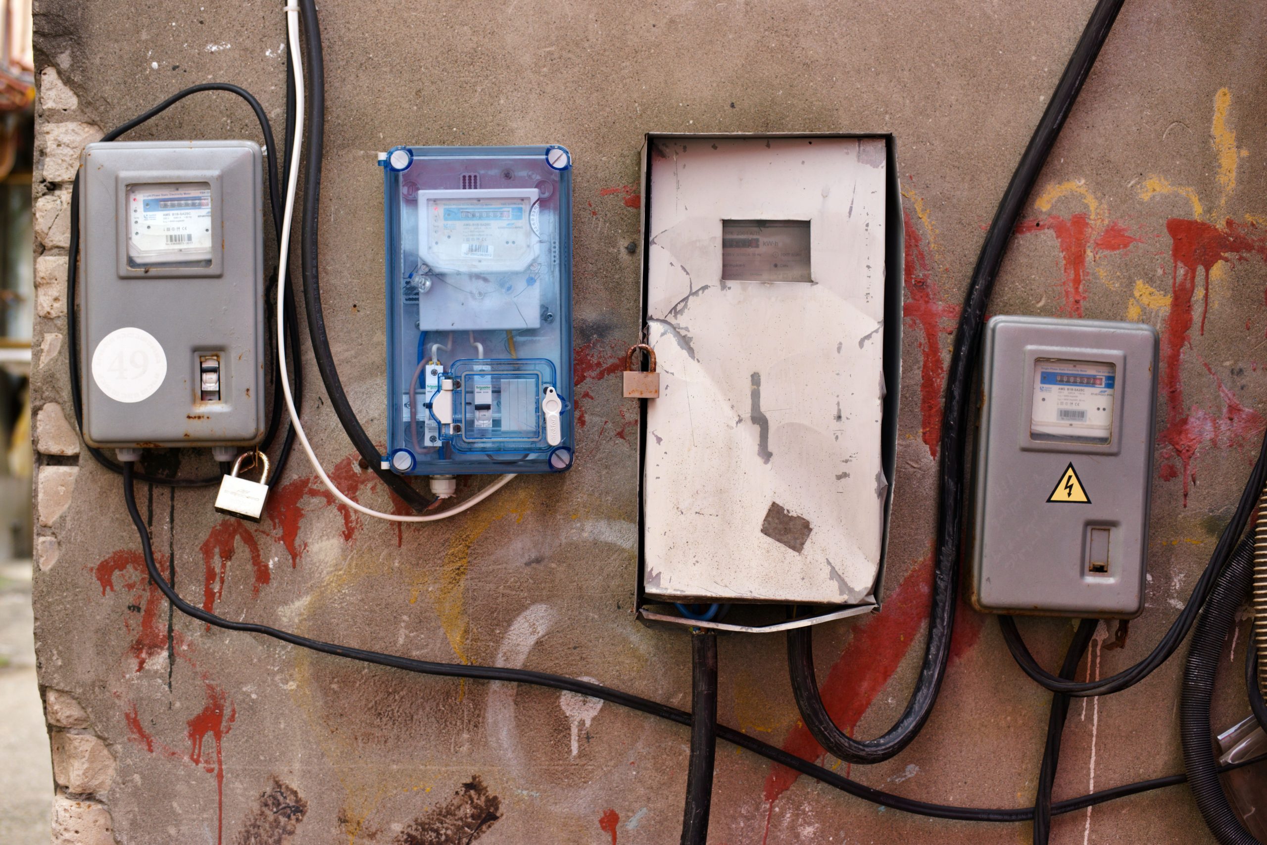 Compteurs électriques sur mur avec graffitis urbains