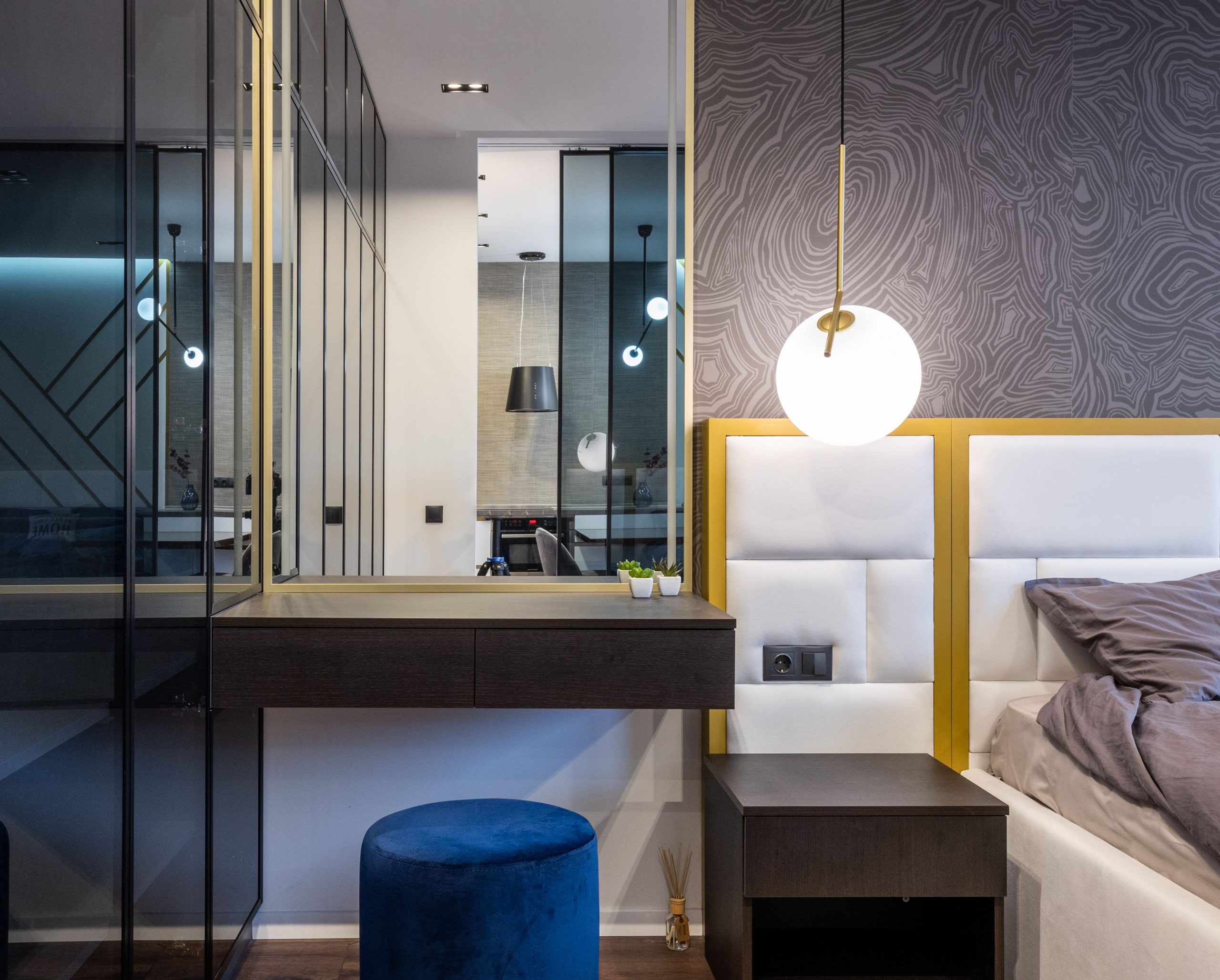 Miroir avec étagère et plantes dans une chambre