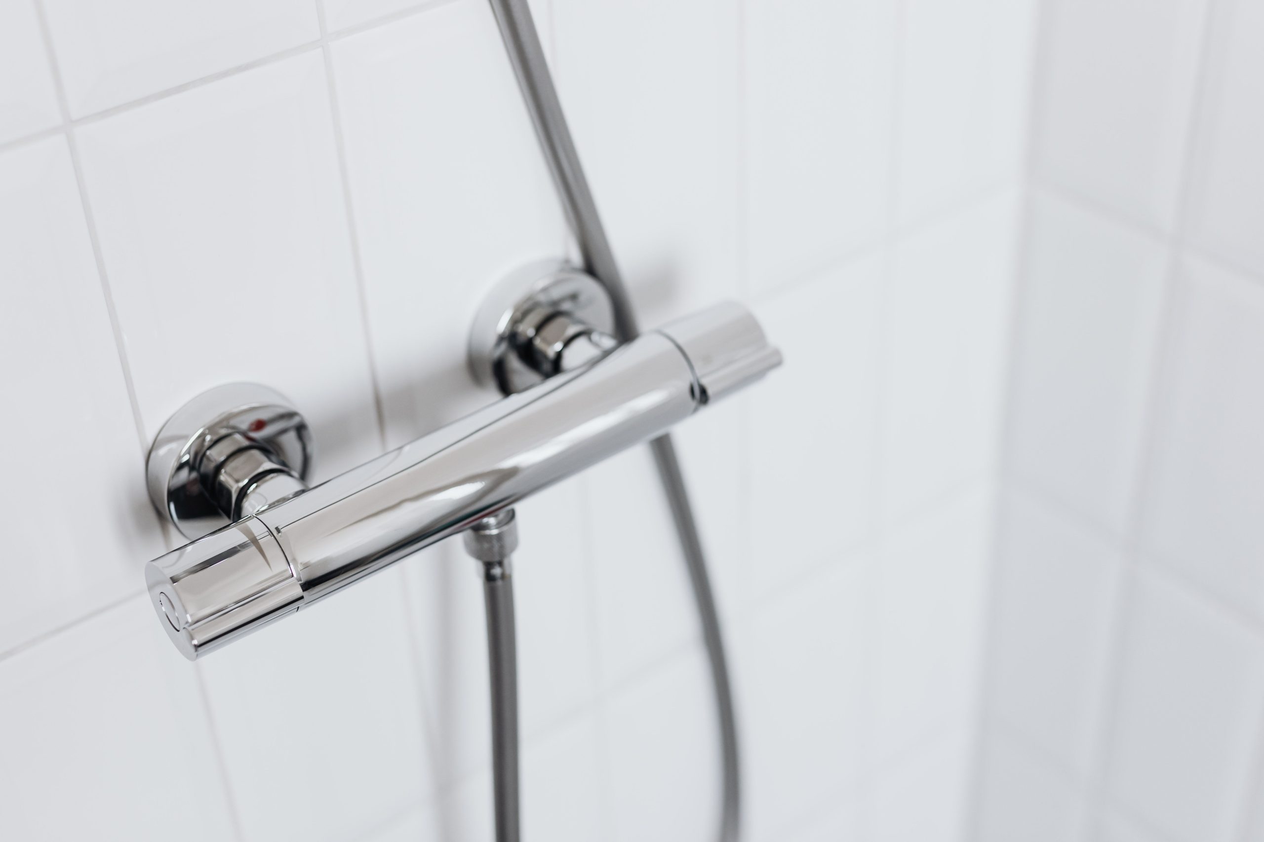 Robinet mitigeur chromé d'une colonne de douche