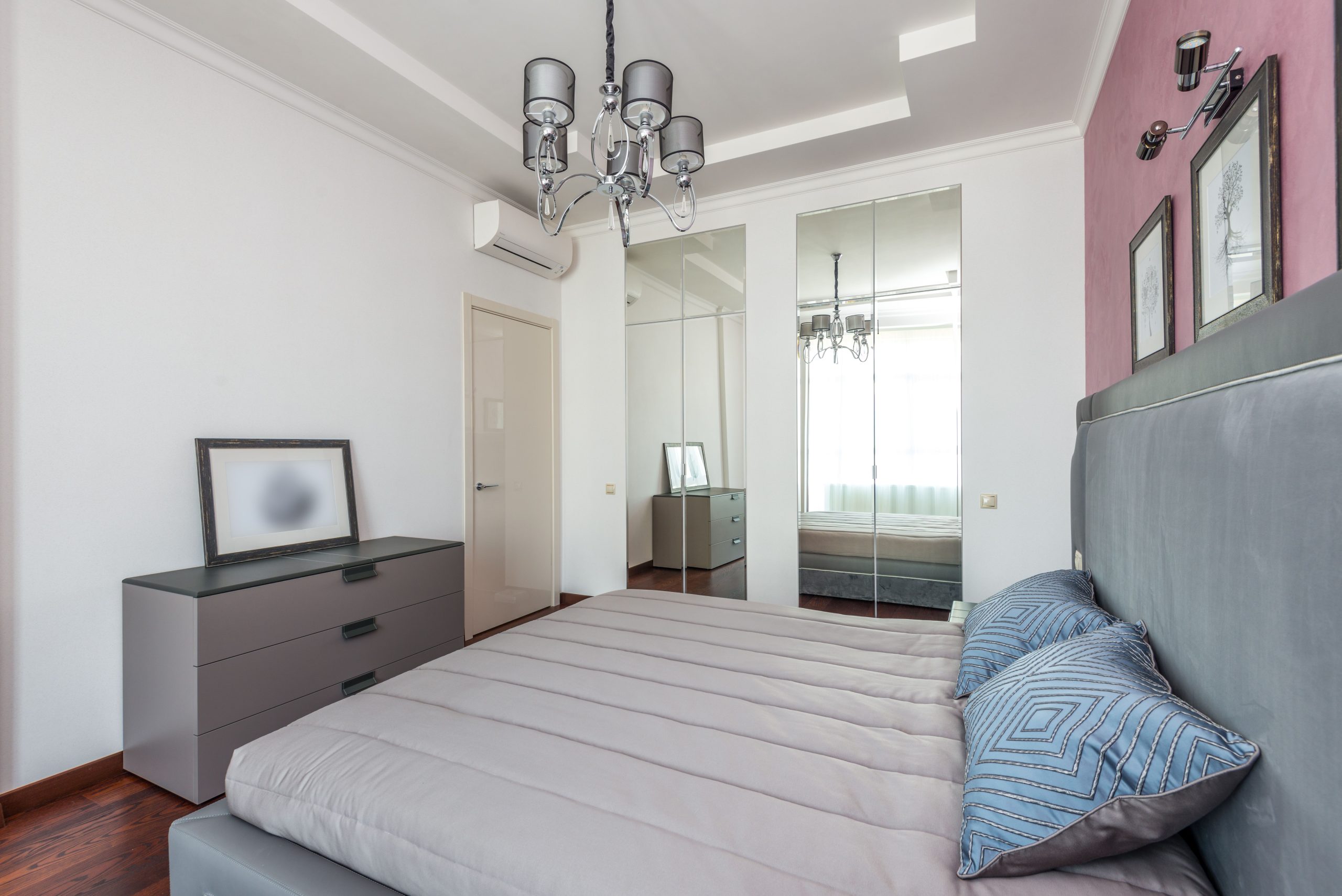 Chambre lumineuse avec placard à portes miroir