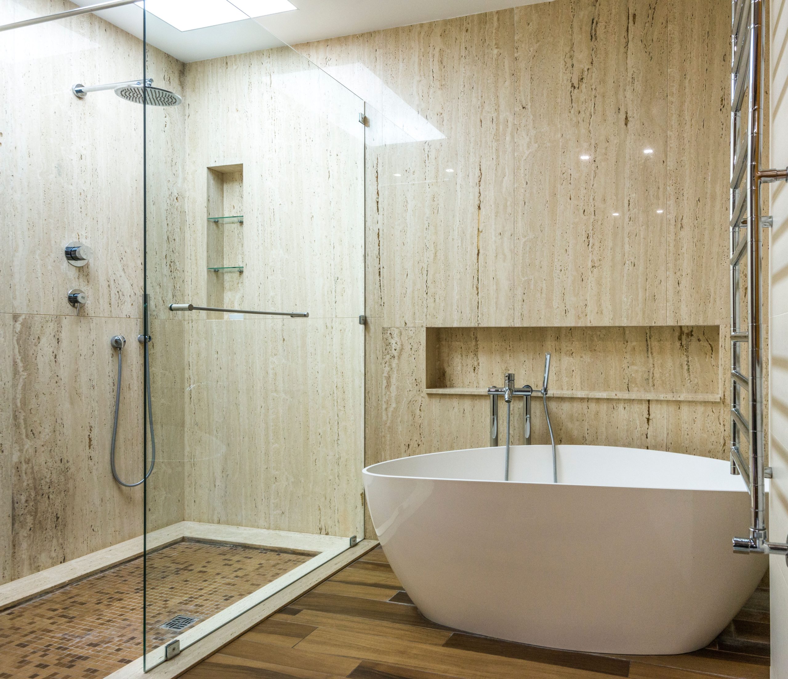Salle de bain en marbre avec douche vitrée